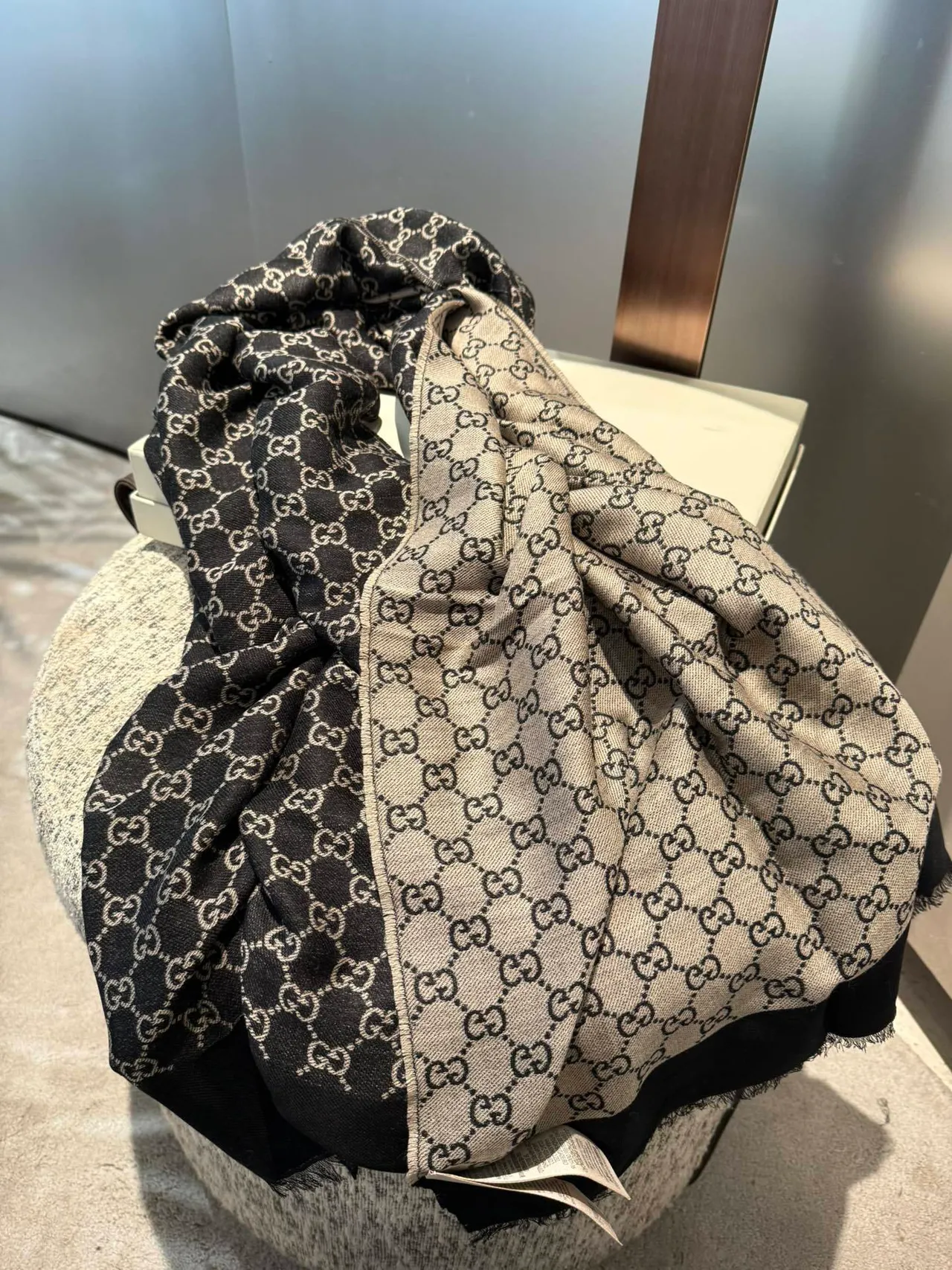 Gucci GG Monogram Bufanda de cachemira negra y beige 9