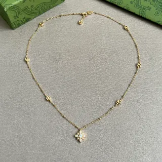 Gucci সোনার সাদা চেইন Pavé ফুলের পেন্ডেন্ট মালা