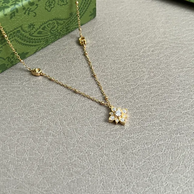 Gucci सोने की सफेद चेन पवे़ फूल लटकन हार 2