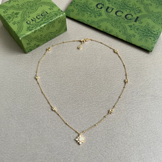 Gucci सोने की सफेद चेन पवे़ फूल लटकन हार 3