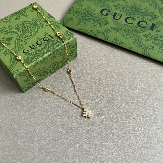 Gucci सोने की सफेद चेन पवे़ फूल लटकन हार 6