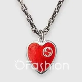 Collier Gucci à pendentif en forme de cœur émaillé interlocking G