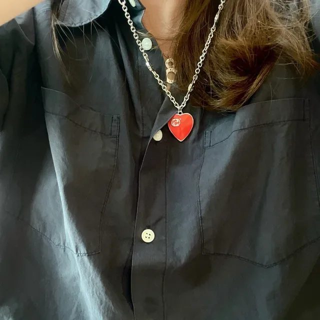 Collier Gucci à pendentif en forme de cœur émaillé interlocking G 2