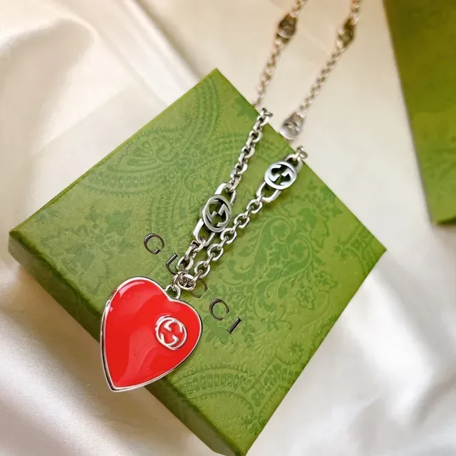 Collier Gucci à pendentif en forme de cœur émaillé interlocking G 3