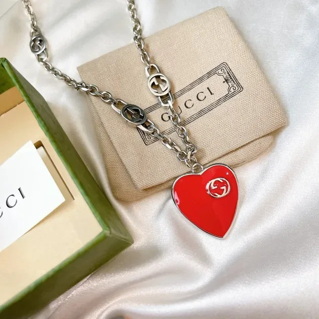 Collier Gucci à pendentif en forme de cœur émaillé interlocking G 4