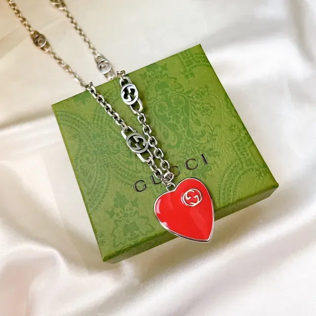 Collier Gucci à pendentif en forme de cœur émaillé interlocking G 5