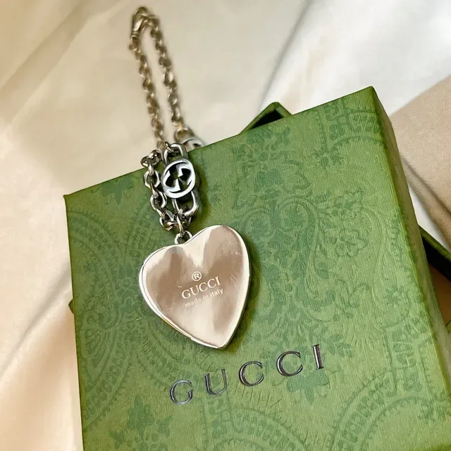 Collier Gucci à pendentif en forme de cœur émaillé interlocking G 6