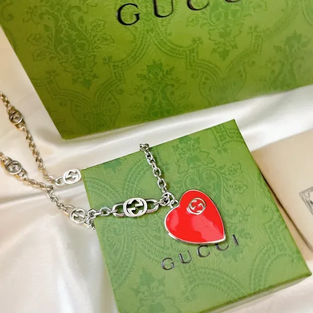Collier Gucci à pendentif en forme de cœur émaillé interlocking G 7