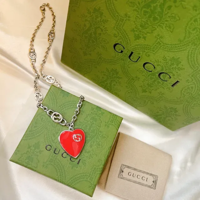 Collier Gucci à pendentif en forme de cœur émaillé interlocking G 8