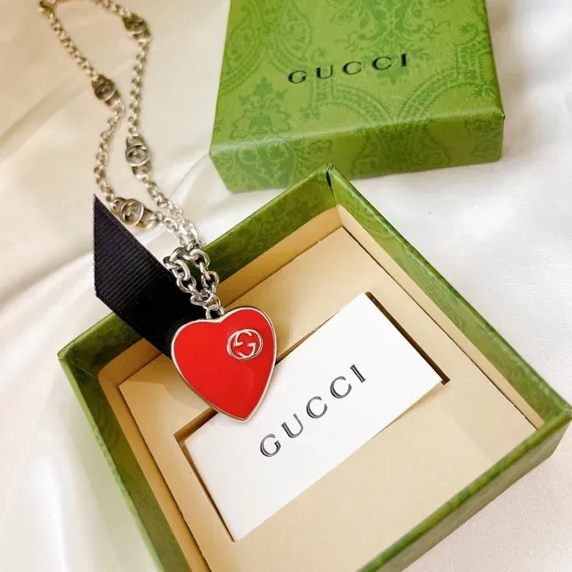 Collier Gucci à pendentif en forme de cœur émaillé interlocking G 9
