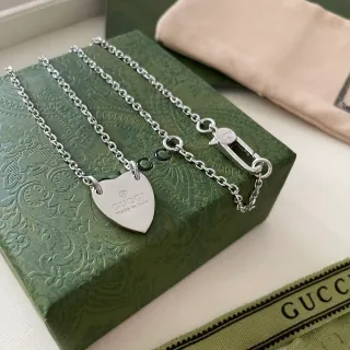 Gucci Pendentif cœur argent vert armée logo gravé collier
