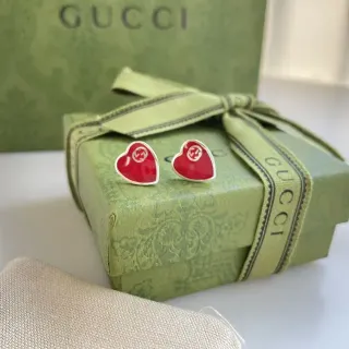 Gucci হার্ট শেপড এনামেল ডাবল জি স্টাড ইয়াররিংস