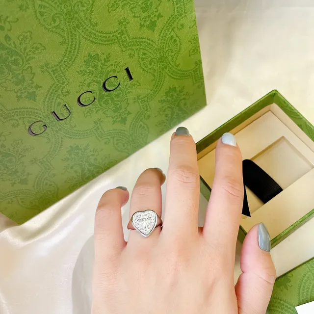 Gucci 心形印章戒指 金色和银色帕维纹理戒指 8