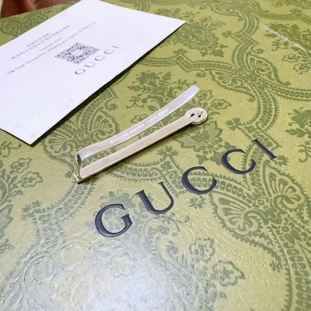 Gucci Interlocking G Emblema de Metal Polido em Prata Joias 2