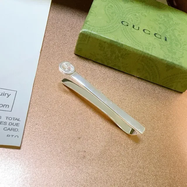 Gucci Interlocking G Emblema de Metal Polido em Prata Joias 3