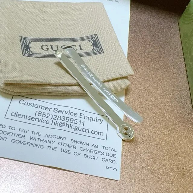 Gucci Interlocking G Emblema de Metal Polido em Prata Joias 6