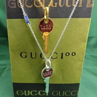 Gucci চাবি পেন্ডেন্ট সোনা লাল পেন্ডেন্ট এনামেল ডিটেইলিং নেকলেস