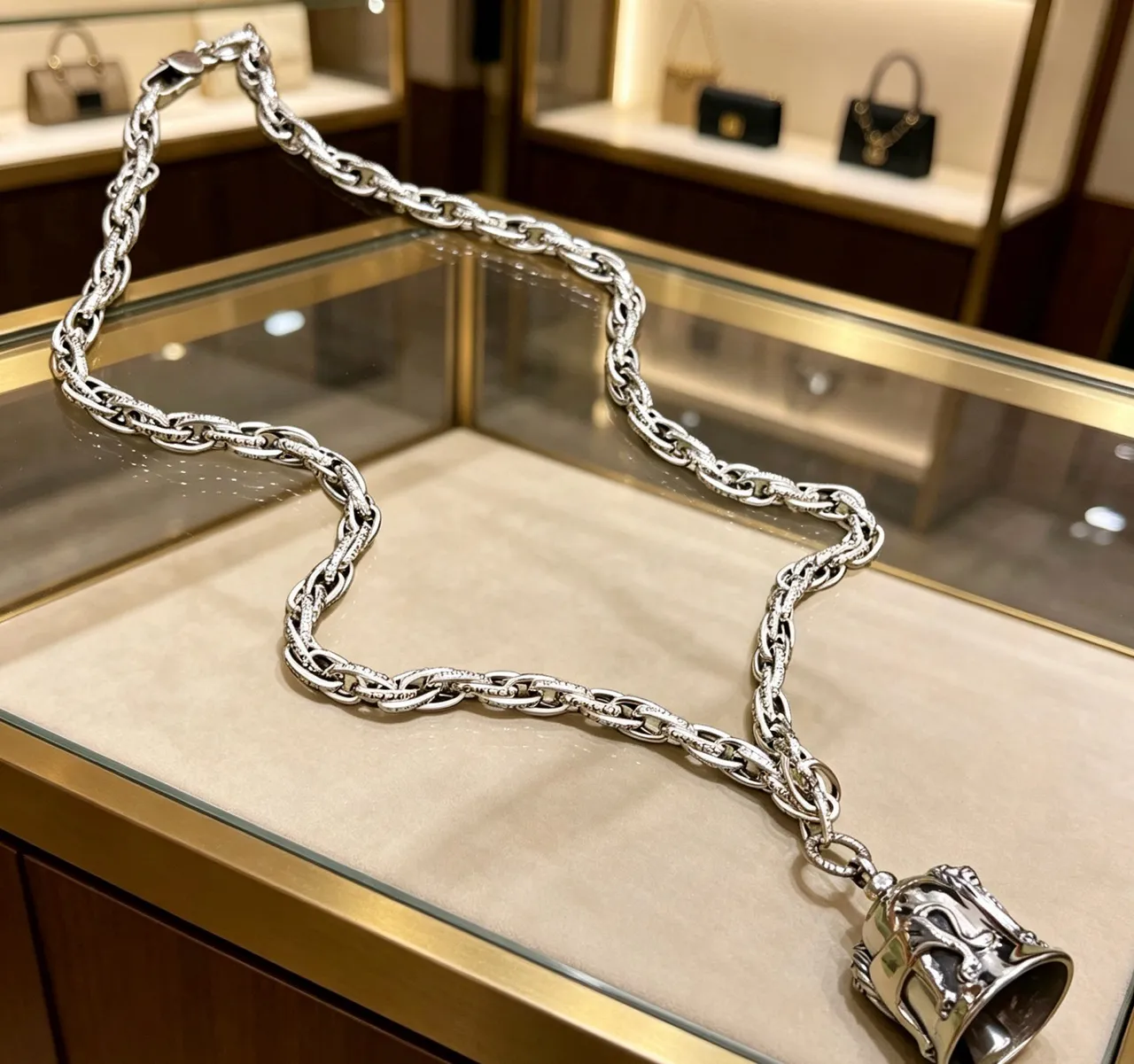 Gucci قلادة جرس الأسد سلسلة كيرب-لينك الثقيلة 9
