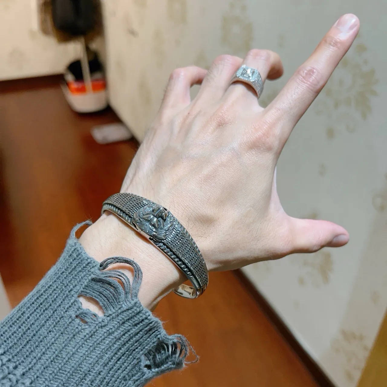 Gucci Cabeça de Leão Textura Tricô Pulseira Aberta de Punho 5