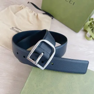 Cinto de couro Gucci com fivela retangular pebbled em cor azul marinho e prateado