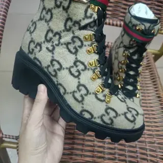 Gucci Rhyton GG Monogram बेज और काला एंक्ल बूट्स