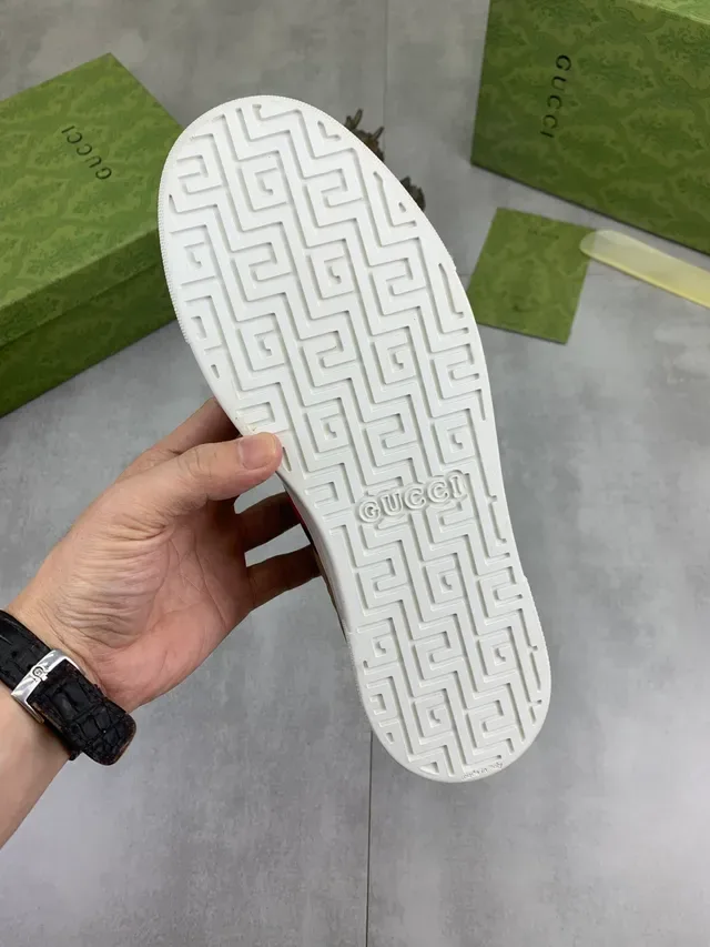 Gucci Screener 米色和灰褐色 Web Stripe 生活方式运动鞋 3