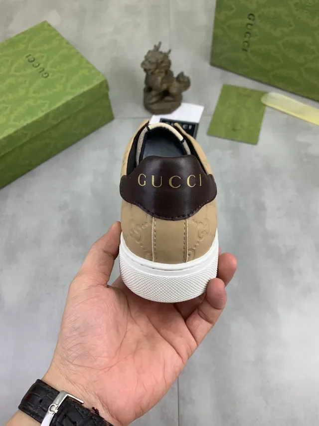 Gucci Screener 米色和灰褐色 Web Stripe 生活方式运动鞋 4