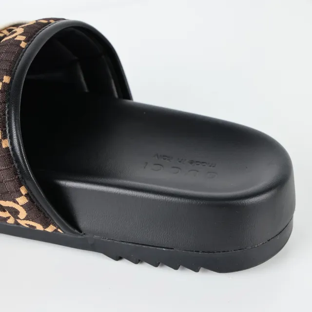 Gucci Screener GG Supreme Pantoufles marron et noir 4