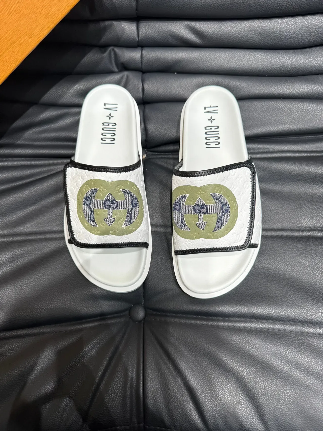 Gucci Screener सफेद आर्मी ग्रीन मोनोग्राम्ड लेदर स्ट्रैप एम्ब्रॉयडरी Interlocking GG Logo चप्पल 2