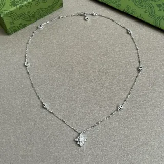 Gucci Chaîne Fine en Argent Motifs de G Entrelacés Collier