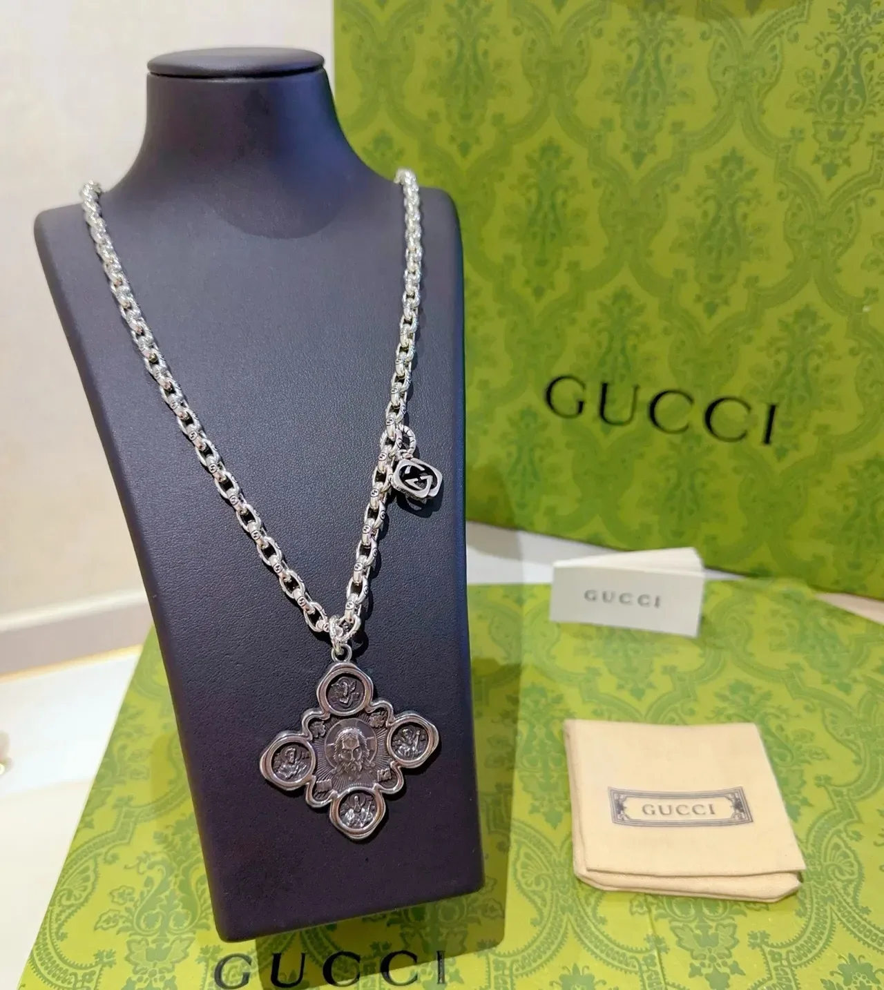 Gucci Silver Green Chain Ornate Cross Pendant Necklace 9