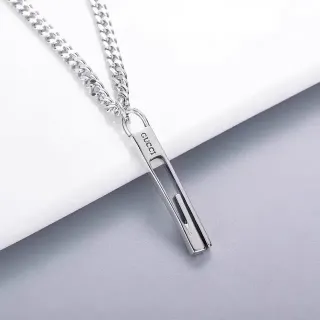 Gucci Collier Pendentif Barras Rectangulaires Argenté
