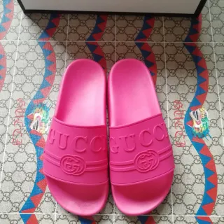 Gucci Slide 粉色模制橡胶凸印品牌拖鞋