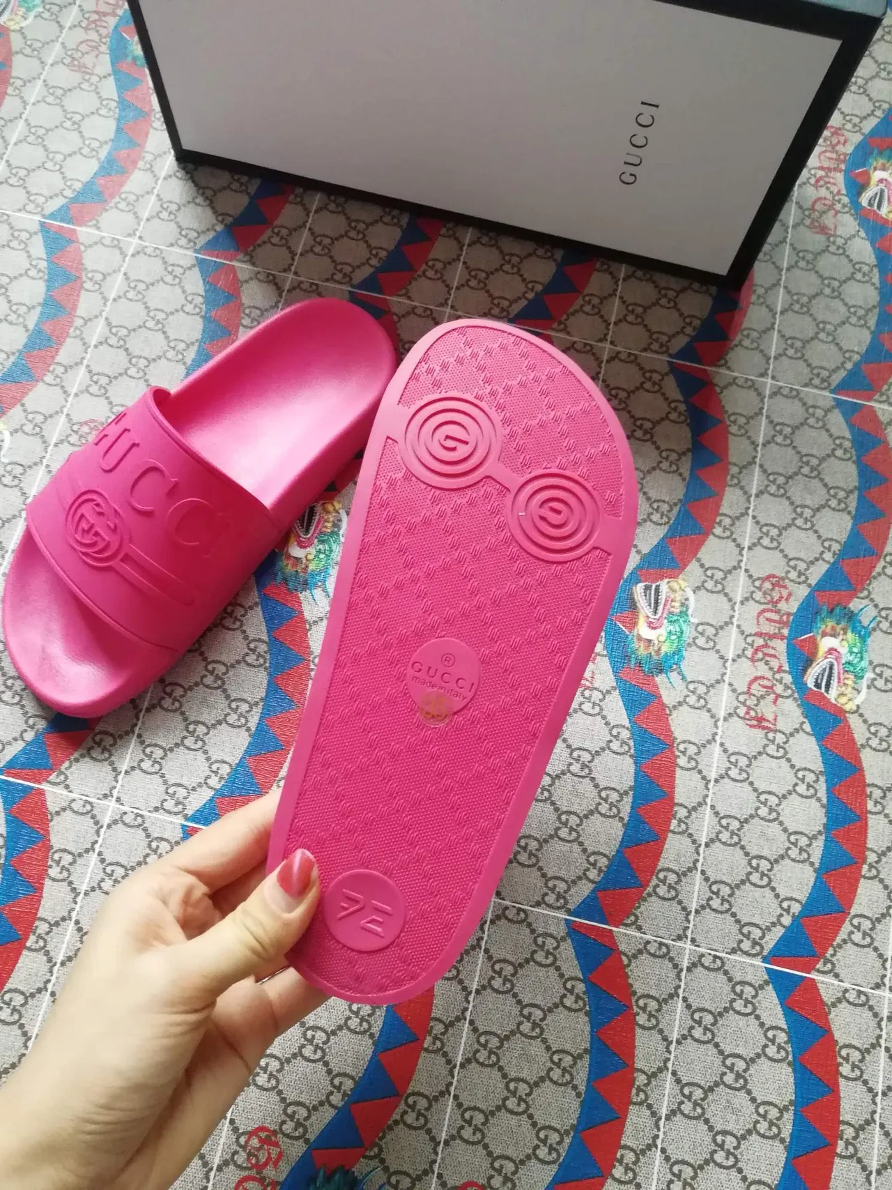 Gucci Slide Sandales à glissière Rose Caoutchouc Moulé Branding Embossé 2