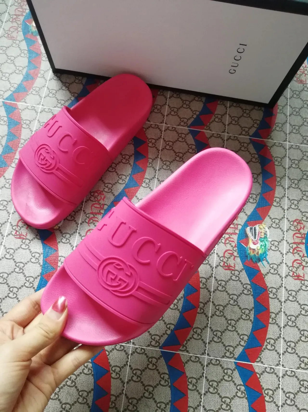 Gucci Slide Sandales à glissière Rose Caoutchouc Moulé Branding Embossé 3
