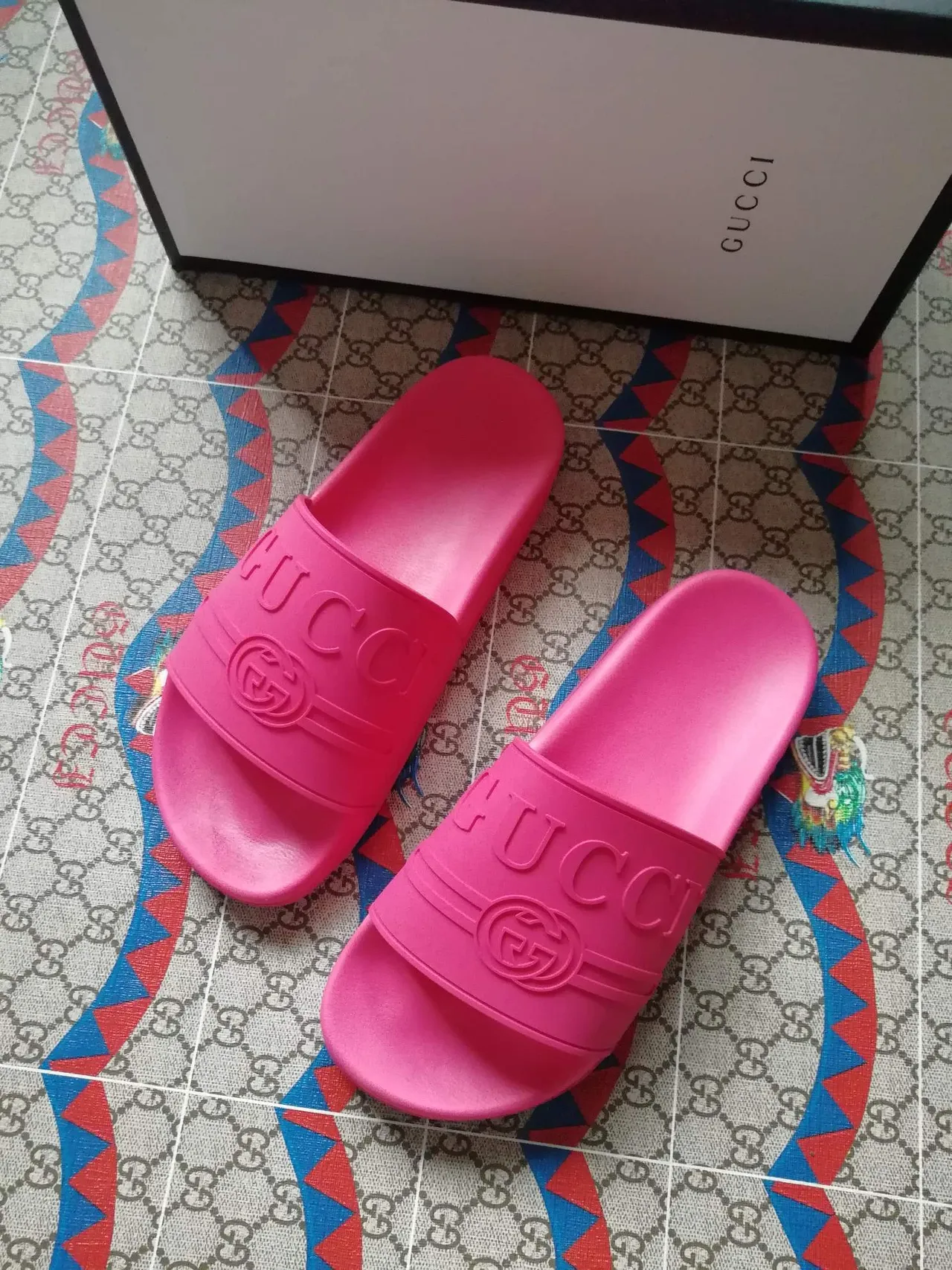 Gucci Slide Sandales à glissière Rose Caoutchouc Moulé Branding Embossé 4