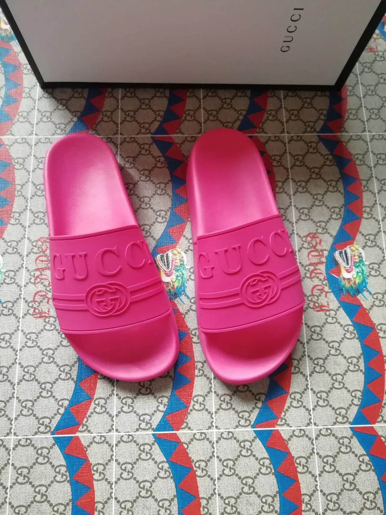 Gucci Slide Sandales à glissière Rose Caoutchouc Moulé Branding Embossé 5