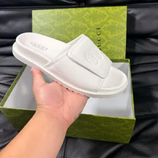 Gucci Slide 白色皮革压花 Logo 拖鞋