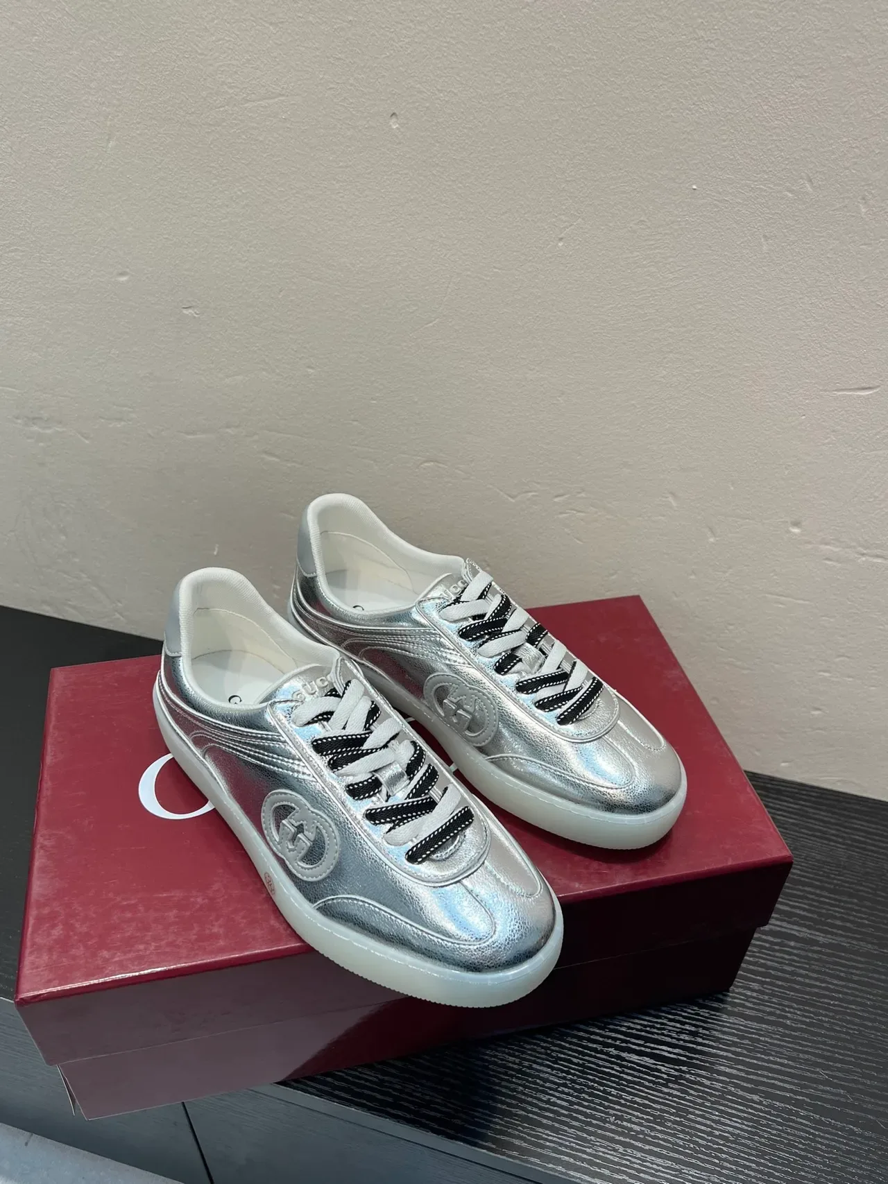 Gucci Tennis 1977 মেটালিক সিলভার লাইফস্টাইল স্নিকার 5