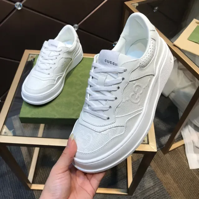Gucci Sneakers Lifestyle Blanches en Cuir Perforé avec Interlocking G Embossé 2