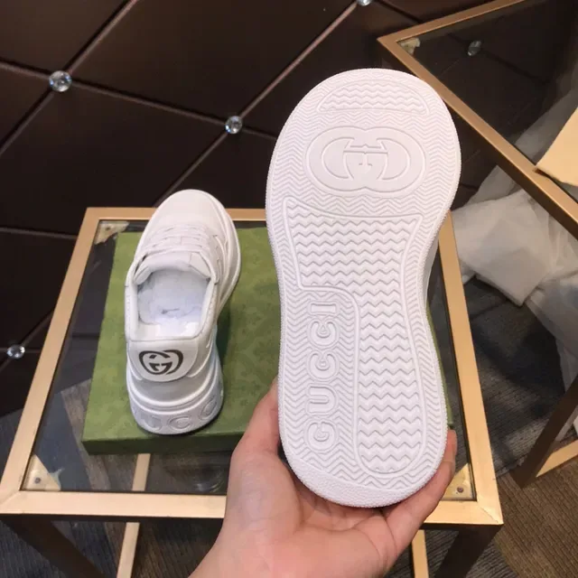 Gucci Sneakers Lifestyle Blanches en Cuir Perforé avec Interlocking G Embossé 3