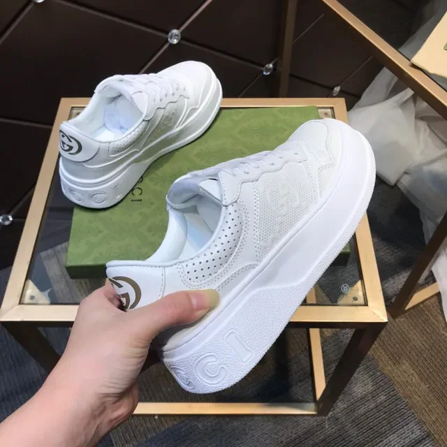 Gucci Sneakers Lifestyle Blanches en Cuir Perforé avec Interlocking G Embossé 4