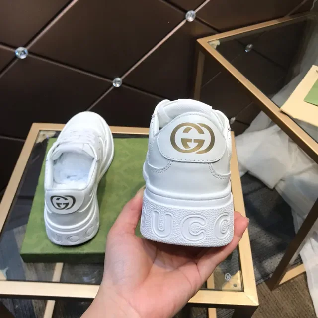 Gucci Sneakers Lifestyle Blanches en Cuir Perforé avec Interlocking G Embossé 5