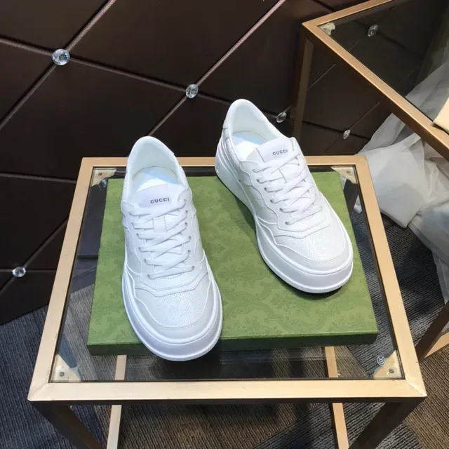 Gucci Sneakers Lifestyle Blanches en Cuir Perforé avec Interlocking G Embossé 6