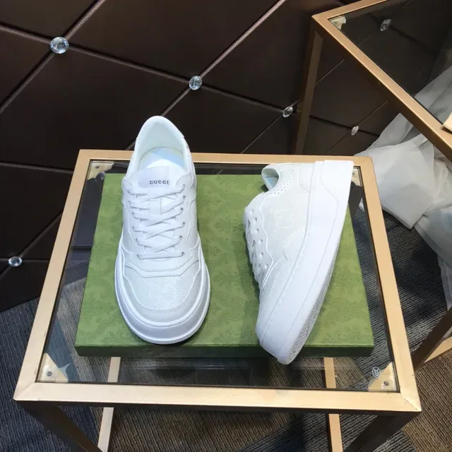 Gucci Sneakers Lifestyle Blanches en Cuir Perforé avec Interlocking G Embossé 7