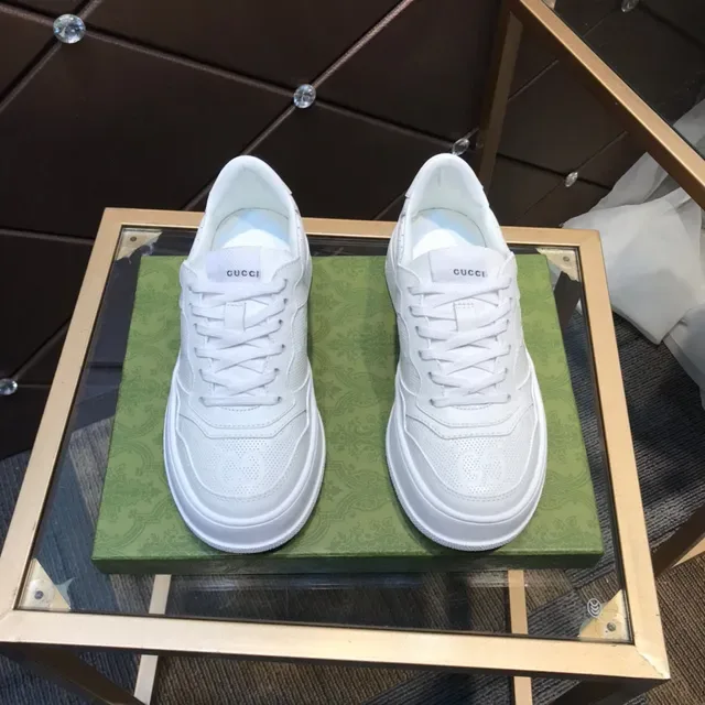 Gucci Sneakers Lifestyle Blanches en Cuir Perforé avec Interlocking G Embossé 8