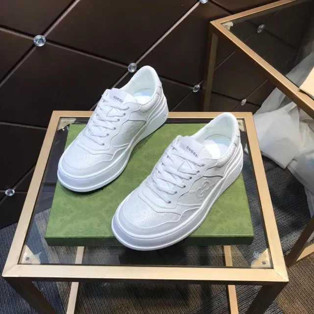 Gucci Sneakers Lifestyle Blanches en Cuir Perforé avec Interlocking G Embossé 9