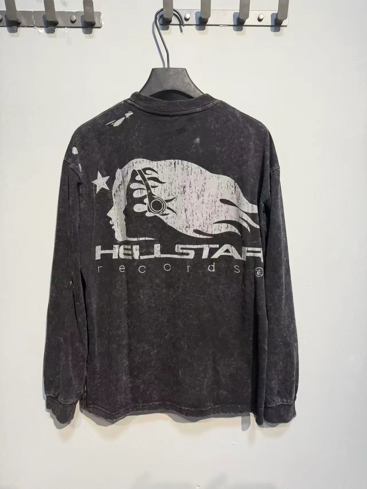 Hellstar ডিস্ট্রেসড অ্যাসিড-ওয়াশ গ্রাফিক লং-স্লিভ টি-শার্ট 6