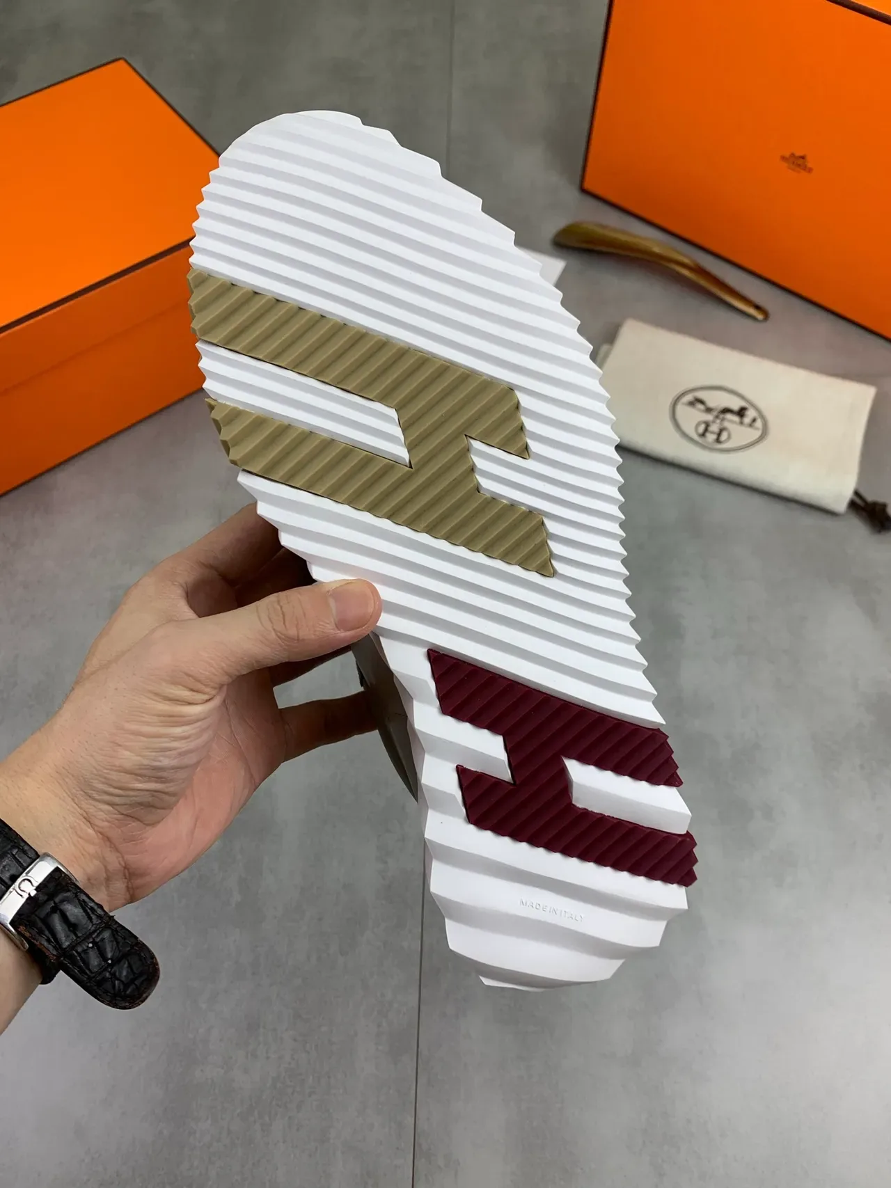 Hermès Beige Burgundy Zapatos Lifestyle con Upper de Suede-Leather Hybrid, Ojales cosidos en zigzag 3