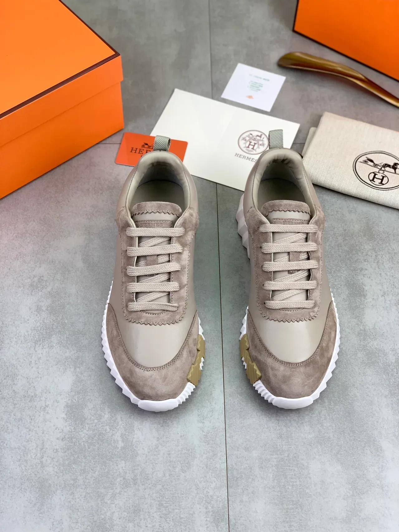 Hermès Beige Burgundy Zapatos Lifestyle con Upper de Suede-Leather Hybrid, Ojales cosidos en zigzag 4